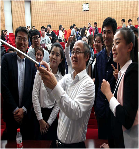 胡老师与同学们自拍合影 