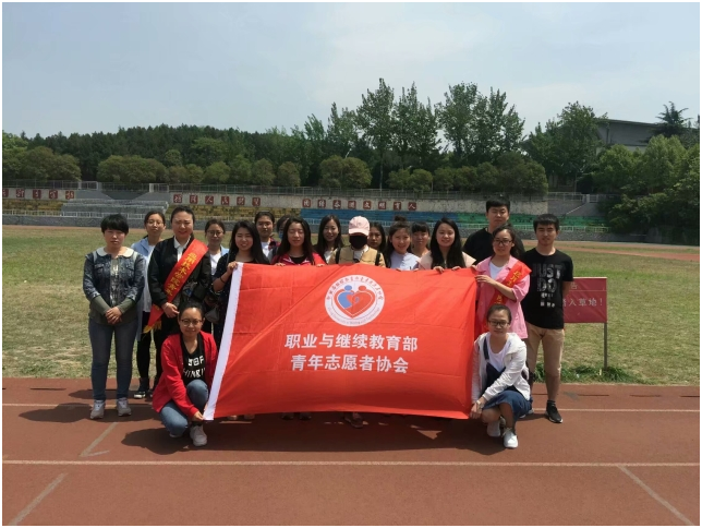 清理操场垃圾合影留念 清理操场垃圾合影留念