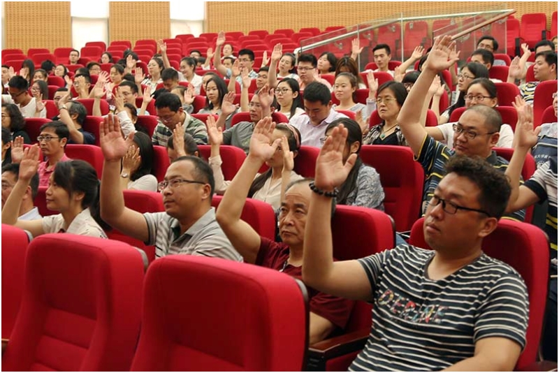 与会党员举手表决通过选举办法及监票人、计票人名单 与会党员举手表决通过选举办法及监票人、计票人名单