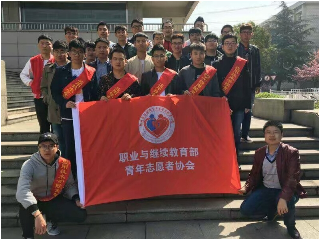   教学楼附近的死角清理合影留念