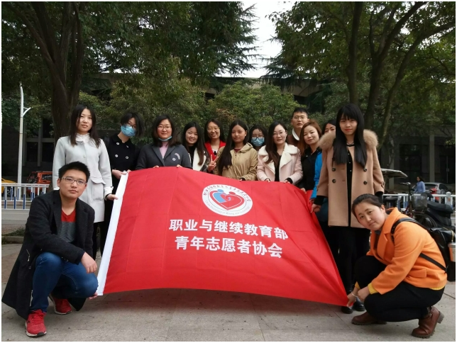 清理自行车合影留念